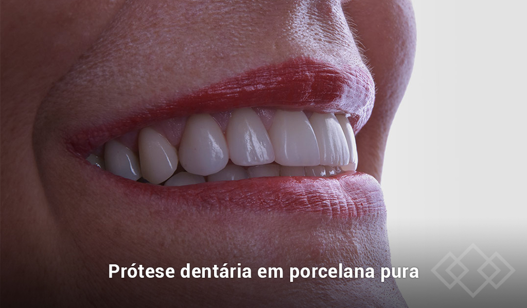 Prótese dentária em porcelana pura